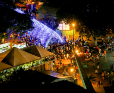 Festas de Natal já iluminam muitas cidades do Paraná.Maringá. Foto: Aldemir de Moraes/PMM