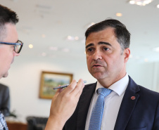O governador em exercício, Darci Piana recebe dirigentes da Copel e da ANEEL  em reunião no Palácio Iguaçu.  Na foto, Sandoval de Araújo Feitosa Neto - Diretor da ANEEL.   Curitiba, 19/11/2019 -  Foto: Geraldo Bubniak/AEN