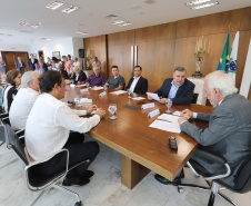 O governador em exercício Darci Piana repassa recursos a entidades sociais que atendem crianças e adolescentes e, pessoas com deficiência. Participaram: secretário da Justiça, Família e Trabalho, Ney Leprevost; diretor do Departamento de Apoio a Pessoa com Deficiência e de Políticas Públicas para Acessibilidade da SEJUF, Felipe Braga Côrtes; pres. Do Instituto Educacional Duque de Caxias, Alcides Madalozzo; entre outros.Curitiba, 19-11-19.Foto: Arnaldo Alves / AEN.