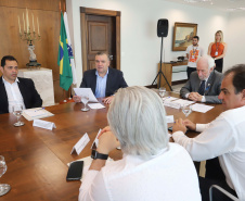 O governador em exercício Darci Piana repassa recursos a entidades sociais que atendem crianças e adolescentes e, pessoas com deficiência. Participaram: secretário da Justiça, Família e Trabalho, Ney Leprevost; diretor do Departamento de Apoio a Pessoa com Deficiência e de Políticas Públicas para Acessibilidade da SEJUF, Felipe Braga Côrtes; pres. Do Instituto Educacional Duque de Caxias, Alcides Madalozzo; entre outros.Curitiba, 19-11-19.Foto: Arnaldo Alves / AEN.