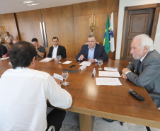 O governador em exercício Darci Piana repassa recursos a entidades sociais que atendem crianças e adolescentes e, pessoas com deficiência. Participaram: secretário da Justiça, Família e Trabalho, Ney Leprevost; diretor do Departamento de Apoio a Pessoa com Deficiência e de Políticas Públicas para Acessibilidade da SEJUF, Felipe Braga Côrtes; pres. Do Instituto Educacional Duque de Caxias, Alcides Madalozzo; entre outros.Curitiba, 19-11-19.Foto: Arnaldo Alves / AEN.