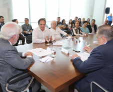 O governador em exercício Darci Piana repassa recursos a entidades sociais que atendem crianças e adolescentes e, pessoas com deficiência. Participaram: secretário da Justiça, Família e Trabalho, Ney Leprevost; diretor do Departamento de Apoio a Pessoa com Deficiência e de Políticas Públicas para Acessibilidade da SEJUF, Felipe Braga Côrtes; pres. Do Instituto Educacional Duque de Caxias, Alcides Madalozzo; entre outros.Curitiba, 19-11-19.Foto: Arnaldo Alves / AEN.