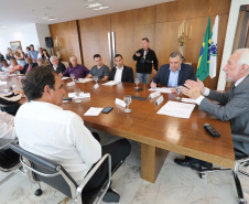 O governador em exercício Darci Piana repassa recursos a entidades sociais que atendem crianças e adolescentes e, pessoas com deficiência. Participaram: secretário da Justiça, Família e Trabalho, Ney Leprevost; diretor do Departamento de Apoio a Pessoa com Deficiência e de Políticas Públicas para Acessibilidade da SEJUF, Felipe Braga Côrtes; pres. Do Instituto Educacional Duque de Caxias, Alcides Madalozzo; entre outros.Curitiba, 19-11-19.Foto: Arnaldo Alves / AEN.