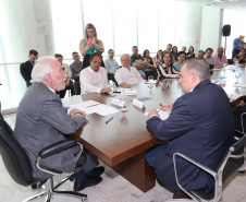 O governador em exercício Darci Piana repassa recursos a entidades sociais que atendem crianças e adolescentes e, pessoas com deficiência. Participaram: secretário da Justiça, Família e Trabalho, Ney Leprevost; diretor do Departamento de Apoio a Pessoa com Deficiência e de Políticas Públicas para Acessibilidade da SEJUF, Felipe Braga Côrtes; pres. Do Instituto Educacional Duque de Caxias, Alcides Madalozzo; entre outros.Curitiba, 19-11-19.Foto: Arnaldo Alves / AEN.