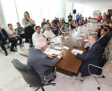 O governador em exercício Darci Piana repassa recursos a entidades sociais que atendem crianças e adolescentes e, pessoas com deficiência. Participaram: secretário da Justiça, Família e Trabalho, Ney Leprevost; diretor do Departamento de Apoio a Pessoa com Deficiência e de Políticas Públicas para Acessibilidade da SEJUF, Felipe Braga Côrtes; pres. Do Instituto Educacional Duque de Caxias, Alcides Madalozzo; entre outros.Curitiba, 19-11-19.Foto: Arnaldo Alves / AEN.