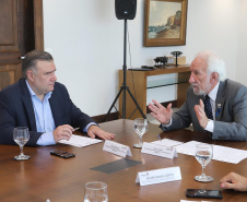 O governador em exercício Darci Piana repassa recursos a entidades sociais que atendem crianças e adolescentes e, pessoas com deficiência. Participaram: secretário da Justiça, Família e Trabalho, Ney Leprevost; diretor do Departamento de Apoio a Pessoa com Deficiência e de Políticas Públicas para Acessibilidade da SEJUF, Felipe Braga Côrtes; pres. Do Instituto Educacional Duque de Caxias, Alcides Madalozzo; entre outros.Curitiba, 19-11-19.Foto: Arnaldo Alves / AEN.