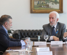 O governador em exercício Darci Piana repassa recursos a entidades sociais que atendem crianças e adolescentes e, pessoas com deficiência. Participaram: secretário da Justiça, Família e Trabalho, Ney Leprevost; diretor do Departamento de Apoio a Pessoa com Deficiência e de Políticas Públicas para Acessibilidade da SEJUF, Felipe Braga Côrtes; pres. Do Instituto Educacional Duque de Caxias, Alcides Madalozzo; entre outros.Curitiba, 19-11-19.Foto: Arnaldo Alves / AEN.