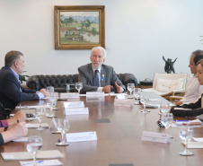O governador em exercício Darci Piana repassa recursos a entidades sociais que atendem crianças e adolescentes e, pessoas com deficiência. Participaram: secretário da Justiça, Família e Trabalho, Ney Leprevost; diretor do Departamento de Apoio a Pessoa com Deficiência e de Políticas Públicas para Acessibilidade da SEJUF, Felipe Braga Côrtes; pres. Do Instituto Educacional Duque de Caxias, Alcides Madalozzo; entre outros.Curitiba, 19-11-19.Foto: Arnaldo Alves / AEN.