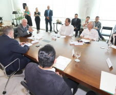 O governador em exercício Darci Piana repassa recursos a entidades sociais que atendem crianças e adolescentes e, pessoas com deficiência. Participaram: secretário da Justiça, Família e Trabalho, Ney Leprevost; diretor do Departamento de Apoio a Pessoa com Deficiência e de Políticas Públicas para Acessibilidade da SEJUF, Felipe Braga Côrtes; pres. Do Instituto Educacional Duque de Caxias, Alcides Madalozzo; entre outros.Curitiba, 19-11-19.Foto: Arnaldo Alves / AEN.