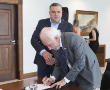 O governador em exercício Darci Piana repassa recursos a entidades sociais que atendem crianças e adolescentes e, pessoas com deficiência. Participaram: secretário da Justiça, Família e Trabalho, Ney Leprevost; diretor do Departamento de Apoio a Pessoa com Deficiência e de Políticas Públicas para Acessibilidade da SEJUF, Felipe Braga Côrtes; pres. Do Instituto Educacional Duque de Caxias, Alcides Madalozzo; entre outros.Curitiba, 19-11-19.Foto: Arnaldo Alves / AEN.