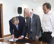 O governador em exercício Darci Piana repassa recursos a entidades sociais que atendem crianças e adolescentes e, pessoas com deficiência. Participaram: secretário da Justiça, Família e Trabalho, Ney Leprevost; diretor do Departamento de Apoio a Pessoa com Deficiência e de Políticas Públicas para Acessibilidade da SEJUF, Felipe Braga Côrtes; pres. Do Instituto Educacional Duque de Caxias, Alcides Madalozzo; entre outros.Curitiba, 19-11-19.Foto: Arnaldo Alves / AEN.