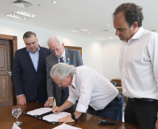 O governador em exercício Darci Piana repassa recursos a entidades sociais que atendem crianças e adolescentes e, pessoas com deficiência