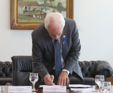 O governador em exercício Darci Piana repassa recursos a entidades sociais que atendem crianças e adolescentes e, pessoas com deficiência. Participaram: secretário da Justiça, Família e Trabalho, Ney Leprevost; diretor do Departamento de Apoio a Pessoa com Deficiência e de Políticas Públicas para Acessibilidade da SEJUF, Felipe Braga Côrtes; pres. Do Instituto Educacional Duque de Caxias, Alcides Madalozzo; entre outros.Curitiba, 19-11-19.Foto: Arnaldo Alves / AEN.