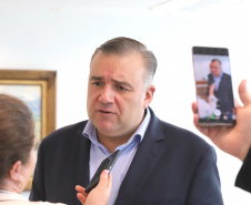 O governador em exercício Darci Piana repassa recursos a entidades sociais que atendem crianças e adolescentes e, pessoas com deficiência. Participaram: secretário da Justiça, Família e Trabalho, Ney Leprevost; diretor do Departamento de Apoio a Pessoa com Deficiência e de Políticas Públicas para Acessibilidade da SEJUF, Felipe Braga Côrtes; pres. Do Instituto Educacional Duque de Caxias, Alcides Madalozzo; entre outros.Curitiba, 19-11-19.Foto: Arnaldo Alves / AEN.