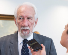 O governador em exercício Darci Piana repassa recursos a entidades sociais que atendem crianças e adolescentes e, pessoas com deficiência. Participaram: secretário da Justiça, Família e Trabalho, Ney Leprevost; diretor do Departamento de Apoio a Pessoa com Deficiência e de Políticas Públicas para Acessibilidade da SEJUF, Felipe Braga Côrtes; pres. Do Instituto Educacional Duque de Caxias, Alcides Madalozzo; entre outros.Curitiba, 19-11-19.Foto: Arnaldo Alves / AEN.