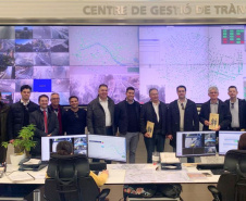 Conhecer tecnologias utilizadas para o controle e gestão de trânsito e novas alternativas em mobilidade que possam ser aplicadas nas cidades paranaenses é um dos interesses da missão internacional liderada pelo governador Carlos Massa Ratinho Junior.

A comitiva visitou nesta terça-feira (19) o Centro de Gestão de Tráfego de Valência, responsável pelo gerenciamento de uma rede viária de 300 quilômetros de extensão e que conta com aproximadamente 500 mil veículos.