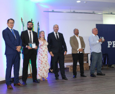 Agentes, instrutores, diretores de unidades e coordenadores regionais participaram da cerimônia de encerramento das atividades de 2019 da Escola Penitenciária (Espen), do Departamento Penitenciário do Paraná (Depen), que ocorreu nesta terça-feira (19), no auditório da Polícia Rodoviária Federal