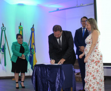 Agentes, instrutores, diretores de unidades e coordenadores regionais participaram da cerimônia de encerramento das atividades de 2019 da Escola Penitenciária (Espen), do Departamento Penitenciário do Paraná (Depen), que ocorreu nesta terça-feira (19), no auditório da Polícia Rodoviária Federal