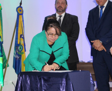 Agentes, instrutores, diretores de unidades e coordenadores regionais participaram da cerimônia de encerramento das atividades de 2019 da Escola Penitenciária (Espen), do Departamento Penitenciário do Paraná (Depen), que ocorreu nesta terça-feira (19), no auditório da Polícia Rodoviária Federal