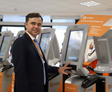 Uma comitiva de diretores e superintendentes da Agência Nacional de Energia Elétrica (Aneel) conheceram nesta semana as inovações que a Copel está implementando em suas redes de distribuição no Paraná. A visita começou na segunda (18) em Ipiranga – primeira cidade do Brasil com medidores de energia inteligentes – e terminou na terça (19) no Smart Copel, agência modelo e centro de operações integrado da Companhia.Foto: Daniela Catisti/Copel