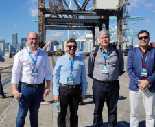 As oportunidades de negócios nos Portos do Paraná estão sendo apresentadas em Miami, nos Estados Unidos, no 28.º Congresso Latino-Americano de Portos. A empresa pública paranaense representa os terminais brasileiros e participa do evento junto com a Autoridade Portuária de Santos. Além da feira de serviços e exposições, os representantes do Paraná participam de palestras, reuniões bilaterais, debates e visitas técnicas. Foto: Divulgação/Portos do Paraná