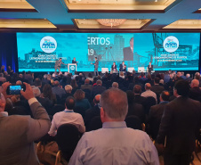As oportunidades de negócios nos Portos do Paraná estão sendo apresentadas em Miami, nos Estados Unidos, no 28.º Congresso Latino-Americano de Portos. A empresa pública paranaense representa os terminais brasileiros e participa do evento junto com a Autoridade Portuária de Santos. Além da feira de serviços e exposições, os representantes do Paraná participam de palestras, reuniões bilaterais, debates e visitas técnicas. Foto: Divulgação/Portos do Paraná