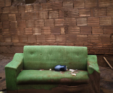 O Museu Oscar Niemeyer vai inaugurar no dia 28 (quinta-feira) a exposição Mariana, de Christian Cravo. Com curadoria de Adriana Cravo, a mostra apresenta 26 fotografias impressas em fine art que retratam as memórias humanas de uma das maiores tragédias ambientais do país: o rompimento da barragem de Fundão, que vitimou fatalmente 19 pessoas e desabrigou centenas de famílias em Mariana (Minas Gerais), em 2015.