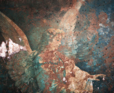 O Museu Oscar Niemeyer vai inaugurar no dia 28 (quinta-feira) a exposição Mariana, de Christian Cravo. Com curadoria de Adriana Cravo, a mostra apresenta 26 fotografias impressas em fine art que retratam as memórias humanas de uma das maiores tragédias ambientais do país: o rompimento da barragem de Fundão, que vitimou fatalmente 19 pessoas e desabrigou centenas de famílias em Mariana (Minas Gerais), em 2015.