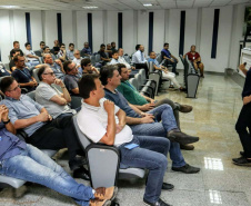 A empresa pública Portos do Paraná promoveu uma programação especial para os homens, marcando o mês do Novembro Azul. No final da tarde, nesta quarta-feira (20), o evento reuniu mais de 50 colaboradores de todos os setores, no auditório da sede administrativa, Palácio Taquaré, em Paranaguá.Foto: Divulgação/Portos do Paraná