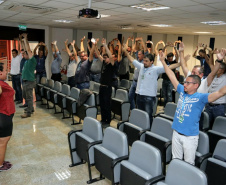 A empresa pública Portos do Paraná promoveu uma programação especial para os homens, marcando o mês do Novembro Azul. No final da tarde, nesta quarta-feira (20), o evento reuniu mais de 50 colaboradores de todos os setores, no auditório da sede administrativa, Palácio Taquaré, em Paranaguá.Foto: Divulgação/Portos do Paraná