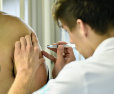 A empresa pública Portos do Paraná promoveu uma programação especial para os homens, marcando o mês do Novembro Azul. No final da tarde, nesta quarta-feira (20), o evento reuniu mais de 50 colaboradores de todos os setores, no auditório da sede administrativa, Palácio Taquaré, em Paranaguá.Foto: Divulgação/Portos do Paraná