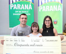 Duas contribuintes e uma entidade assistencial são as ganhadoras do sorteio deste mês do programa Nota Paraná, criado pelo Governo do Estado para atuar na educação fiscal da população paranaense e aumentar a arrecadação da Receita Estadual