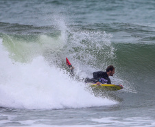 BODYBOARDING - Esporte praticado no mar em que o praticante apoia o peito em uma prancha e desliza pelas ondas praticando manobras. Uma prancha padrão de bodyboarding consiste numa peça curta e retangular de material sintético hidrodinâmico.-  Foto: Geraldo Bubniak/AEN