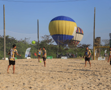 BEACH SOCCER – O futebol de areia é praticado num campo com 35 metros de comprimento e entre 26 e 28 metros de largura. A bola de futebol de praia é consideravelmente mais leve que a de campo. As duas equipes têm quatro jogadores de linha e um goleiro. São permitidos cinco adicionais no banco de reservas. Como no futsal, as substituições são ilimitadas. As partidas duram três períodos iguais de 12 minutos de bola rolando. Foto: Geraldo Bubniak/AEN