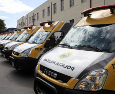 Curitiba recebe nesta sexta-feira (22) mais uma edição da Operação 100, de prevenção e combate à criminalidade. Participam 500 policiais militares, 200 viaturas e 40 equipes hipomóveis do 1º Comando Regional da PM (1º CRPM). Eles promovem abordagens, blitz de trânsito, batidas policiais e operações em locais específicos para combater crimes e localizar drogas, armas e pessoas foragidas da Justiça. Foto: Ari Dias/AEN