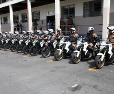 Curitiba recebe nesta sexta-feira (22) mais uma edição da Operação 100, de prevenção e combate à criminalidade. Participam 500 policiais militares, 200 viaturas e 40 equipes hipomóveis do 1º Comando Regional da PM (1º CRPM). Eles promovem abordagens, blitz de trânsito, batidas policiais e operações em locais específicos para combater crimes e localizar drogas, armas e pessoas foragidas da Justiça. Foto: Ari Dias/AEN