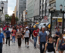 Curitiba recebe nesta sexta-feira (22) mais uma edição da Operação 100, de prevenção e combate à criminalidade. Participam 500 policiais militares, 200 viaturas e 40 equipes hipomóveis do 1º Comando Regional da PM (1º CRPM). Eles promovem abordagens, blitz de trânsito, batidas policiais e operações em locais específicos para combater crimes e localizar drogas, armas e pessoas foragidas da Justiça. Foto: Ari Dias/AEN