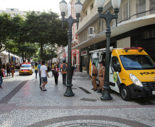 Curitiba recebe nesta sexta-feira (22) mais uma edição da Operação 100, de prevenção e combate à criminalidade. Participam 500 policiais militares, 200 viaturas e 40 equipes hipomóveis do 1º Comando Regional da PM (1º CRPM). Eles promovem abordagens, blitz de trânsito, batidas policiais e operações em locais específicos para combater crimes e localizar drogas, armas e pessoas foragidas da Justiça. Foto: Ari Dias/AEN