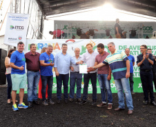 Pequenos produtores das localidades de Água da Mula, Ruvina, Três Corações e Ribeirão do Meio, no município de Ribeirão Claro, no Norte Pioneiro, receberam neste sábado (23) documentos para regularizar suas propriedades.

Eles fazem parte do processo de regularização feito pelo Instituto de Terras, Cartografia e Geologia do Paraná (ITCG). A entrega aconteceu durante a cerimônia de lançamento da etapa Angra Doce dos Jogos de Aventura e Natureza.Foto: Arnaldo Alves / AEN.