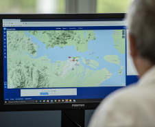 As operações nos Portos do Paraná ficarão ainda mais ágeis. A partir de agora, os navios não terão restrição para as operações e navegação noturnas. Com o esforço conjunto das autoridades Portuária e Marítima, Praticagem e Operadores, a norma de tráfego e permanência nos portos de Paranaguá e Antonina foi atualizada. As regras foram equalizadas para os dois períodos do dia.Claudio Neves -Portos do Paraná