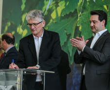O Governador Carlos Massa Ratinho Júnior e o secretário estadual da Agricultura e Abastecimento, Norberto Ortigara, lançam nesta terça-feira (26),  o programa de Desenvolvimento e Revitalização da Viticultura e da Agroindústria Vitícola no Paraná, o Revitis.   Curitiba, 26/11/2019 - Foto: Geraldo Bubniak/AEN