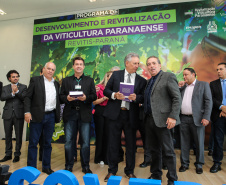 O Governador Carlos Massa Ratinho Júnior e o secretário estadual da Agricultura e Abastecimento, Norberto Ortigara, lançam nesta terça-feira (26),  o programa de Desenvolvimento e Revitalização da Viticultura e da Agroindústria Vitícola no Paraná, o Revitis.   Curitiba, 26/11/2019 - Foto: Geraldo Bubniak/AEN