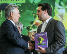O Governador Carlos Massa Ratinho Júnior e o secretário estadual da Agricultura e Abastecimento, Norberto Ortigara, lançam nesta terça-feira (26),  o programa de Desenvolvimento e Revitalização da Viticultura e da Agroindústria Vitícola no Paraná, o Revitis.   Curitiba, 26/11/2019 - Foto: Geraldo Bubniak/AEN