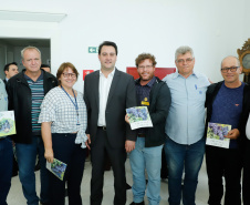 O governador Carlos Massa Ratinho Junior lançou nesta terça-feira (26), no Palácio Iguaçu, o programa Revitis, destinado a estimular a produção de uvas no Paraná. Iniciativa inédita no Estado, o programa está apoiado em quatro eixos: incentivo para a produção, reorganização da comercialização, desenvolvimento do turismo e apoio à agroindústria.