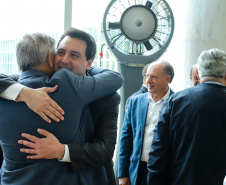 O governador Carlos Massa Ratinho Junior lançou nesta terça-feira (26), no Palácio Iguaçu, o programa Revitis, destinado a estimular a produção de uvas no Paraná. Iniciativa inédita no Estado, o programa está apoiado em quatro eixos: incentivo para a produção, reorganização da comercialização, desenvolvimento do turismo e apoio à agroindústria.