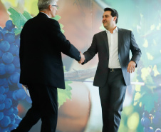 O governador Carlos Massa Ratinho Junior lançou nesta terça-feira (26), no Palácio Iguaçu, o programa Revitis, destinado a estimular a produção de uvas no Paraná. Iniciativa inédita no Estado, o programa está apoiado em quatro eixos: incentivo para a produção, reorganização da comercialização, desenvolvimento do turismo e apoio à agroindústria.