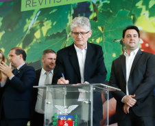 O governador Carlos Massa Ratinho Junior lançou nesta terça-feira (26), no Palácio Iguaçu, o programa Revitis, destinado a estimular a produção de uvas no Paraná. Iniciativa inédita no Estado, o programa está apoiado em quatro eixos: incentivo para a produção, reorganização da comercialização, desenvolvimento do turismo e apoio à agroindústria.