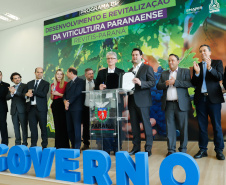 O governador Carlos Massa Ratinho Junior lançou nesta terça-feira (26), no Palácio Iguaçu, o programa Revitis, destinado a estimular a produção de uvas no Paraná. Iniciativa inédita no Estado, o programa está apoiado em quatro eixos: incentivo para a produção, reorganização da comercialização, desenvolvimento do turismo e apoio à agroindústria.