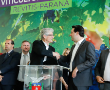 O governador Carlos Massa Ratinho Junior lançou nesta terça-feira (26), no Palácio Iguaçu, o programa Revitis, destinado a estimular a produção de uvas no Paraná. Iniciativa inédita no Estado, o programa está apoiado em quatro eixos: incentivo para a produção, reorganização da comercialização, desenvolvimento do turismo e apoio à agroindústria.