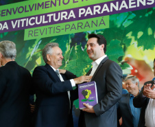 O governador Carlos Massa Ratinho Junior lançou nesta terça-feira (26), no Palácio Iguaçu, o programa Revitis, destinado a estimular a produção de uvas no Paraná. Iniciativa inédita no Estado, o programa está apoiado em quatro eixos: incentivo para a produção, reorganização da comercialização, desenvolvimento do turismo e apoio à agroindústria.